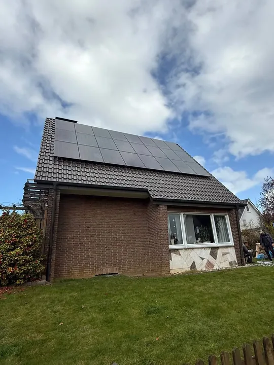 PV-Anlage · Backstein-Haus